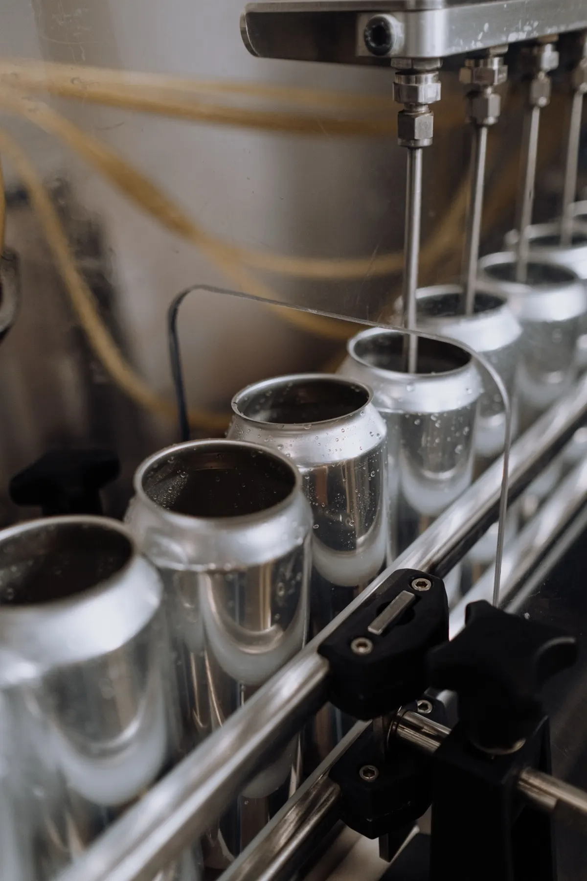 Línea de envasado de latas en una planta de alimentos costarricense